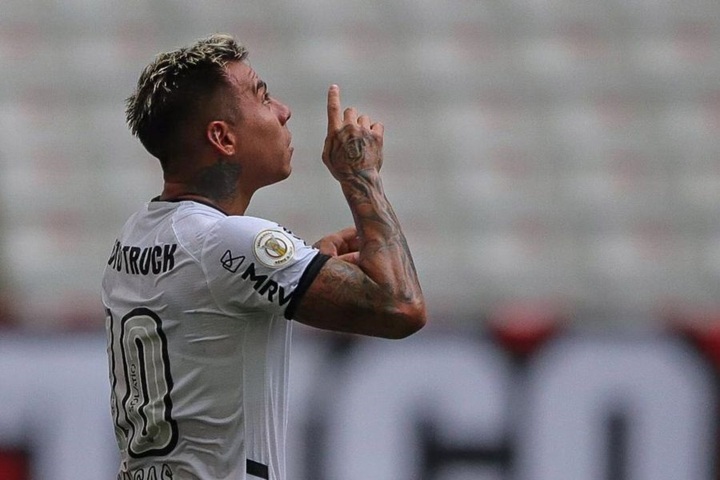 Vargas quiere renacer en Atlético Mineiro
